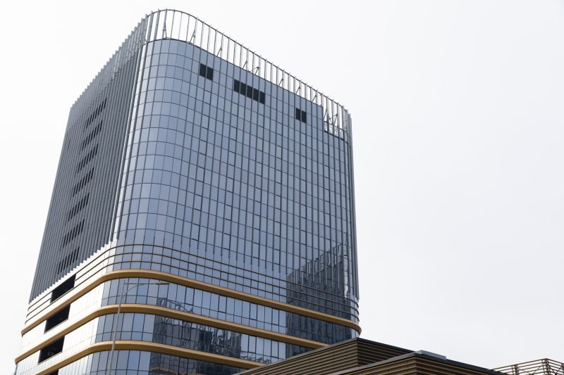 part-office-complex-made-glass-against-sky-800×533